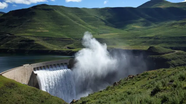 Brume s'élevant au-dessus du mur du barrage de Katse, au Lesotho.