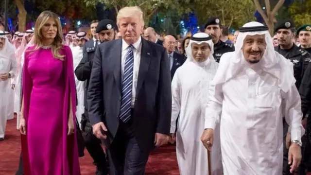 Trump iyo xaaskiisa Melania oo uu soo dhaweeyay Boqor Salmaan bin Cabdulcasiis markii ay soo gaareen Sucuudi Carabiya