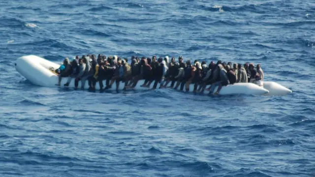 İtalya açıklarındaki bir göçmen teknesi.