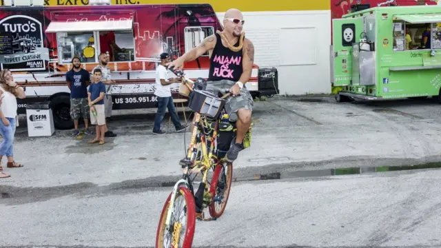 Joven con serpiente en Leah Arts District