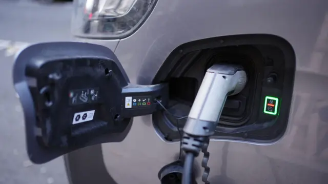 Пуњење батерије електричног аутомобила