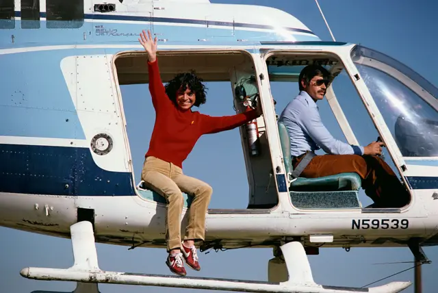 Kitty O'Neil em helicóptero