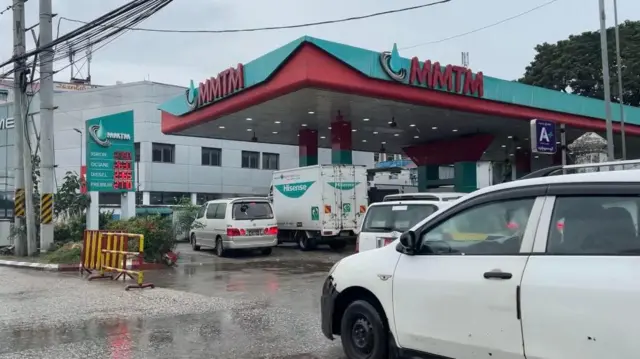 ရန်ကုန်မြို့ထဲက စက်သုံးဆီဆိုင်တစ်ဆိုင်