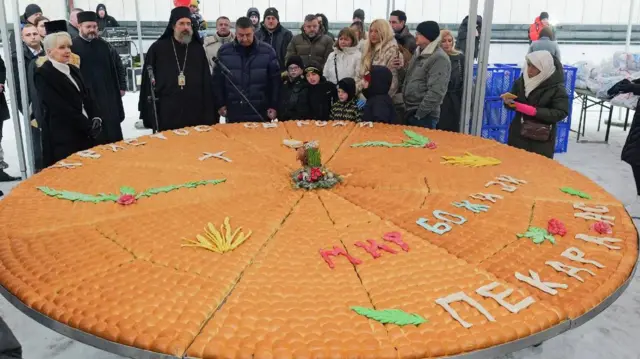 Велика божићна чесница на којој је исписано - Мир Божији