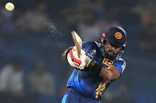 අසලංක පන්දු 65 කදී ලකුණු 79ක් රැස් කරගෙන සිටියදී ලුන්ගී එන්ගිඩිගේ පන්දුවක් හමුවේ දැවී ගියේය.