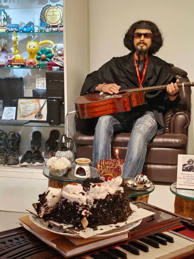 স্বার্ণব বাগচীর মূর্তির সামনে রাখা জন্মদিনের কেক