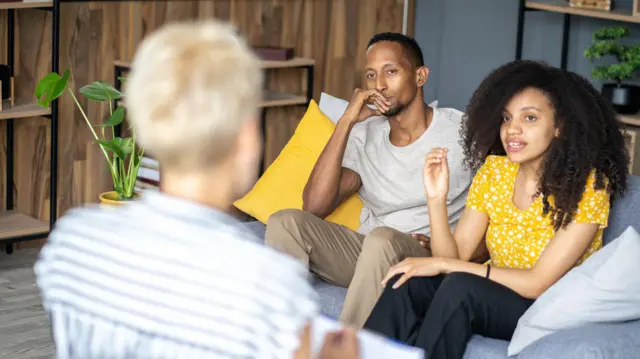 Una pareja en una sesión de terapia.