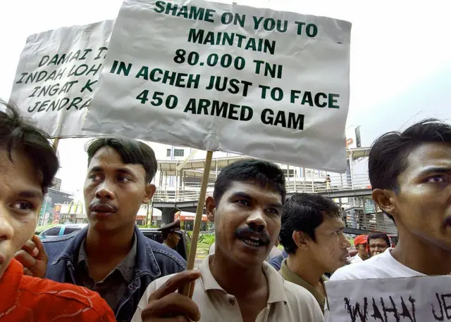 Para pengunjuk rasa Aceh mengadakan aksi damai menentang konflik antara pemberontak dan pasukan Indonesia di provinsi Aceh, di depan gedung PBB di Jakarta, 20 Juni 2005.