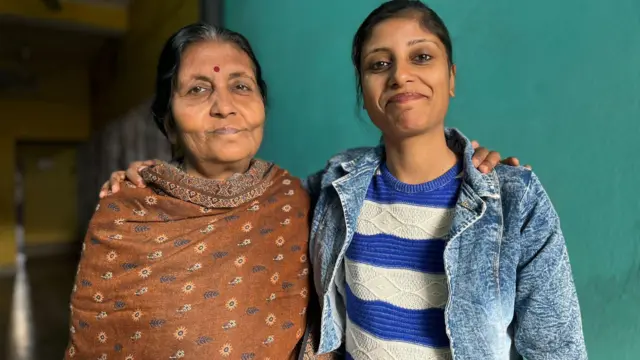 सुमित्रा रानी साहा उनकी बेटी ऐश्वर्या के साथ.