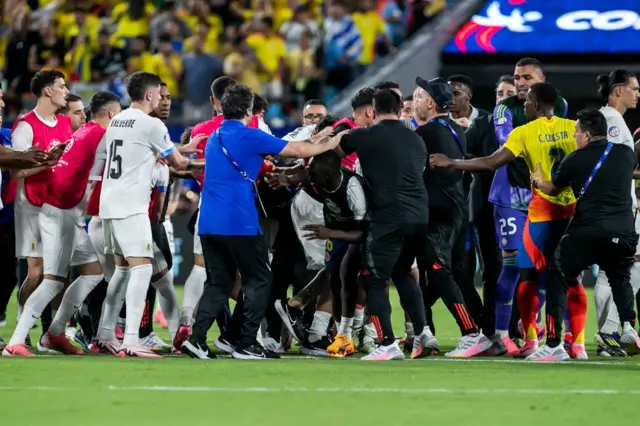 Jugadores y cuerpos técnicos se enfrentan en la cancha