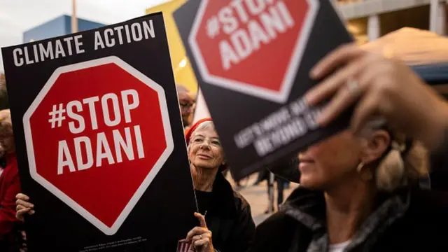 በኩዊንስላንድ ገሊሌ ተፋሰስ ላይ የሚገኘው የአዳኒ የድንጋይ ከሰል ማምረቻን የሚቃወሙ ሰዎች 