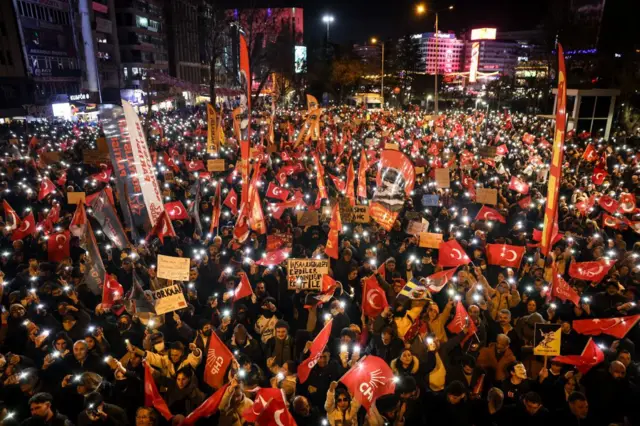 Demonstran memprotes penangkapan Wali Kota Istanbul Ekrem Imamoglu di Atatürk Boulevard pada 22 Maret 2025 di Ankara, Turki.