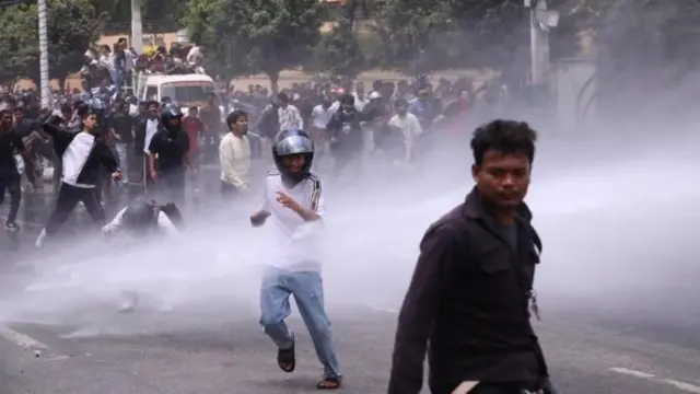 नेपाळमध्ये संसद भवनाबाहेर पोलिसांनी आंदोलकांवर वॉटर कॅननचा वापर केला