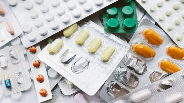 या फोटोत औषधे दिसत आहेत