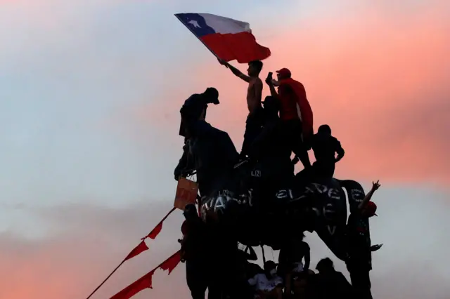 Manifestantes con la bandera de Chile en Santiago, 2019.