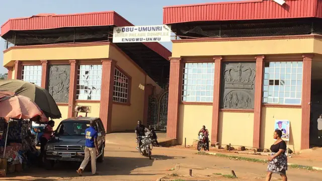 E gburu ndị a n'obodo Isionye bụ agbata Enugwu Ukwu na Nawfia