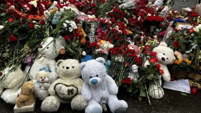 Watu waliacha maua na dubu kwa heshima ya watu waliouawa katika Ukumbi wa Jiji la Crocus huko Moscow