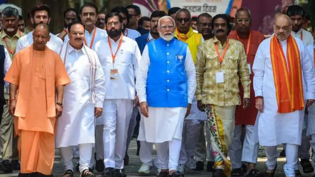 नरेंद्र मोदी, अमित शाह और योगी आदित्यनाथ एनडीए के अन्य नेताओं के साथ