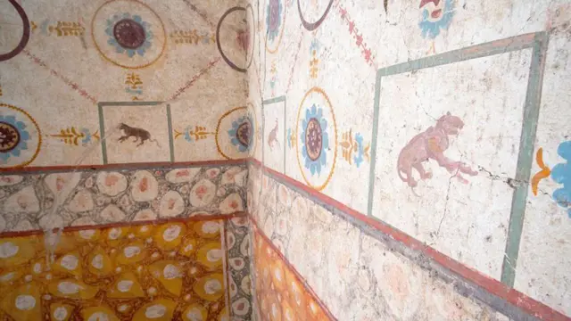 आधुनिक 'वालपेपर' जस्ता भित्तेचित्र