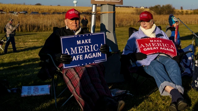 支持者在“让美国再次伟大”竞选集会上举着标语牌

