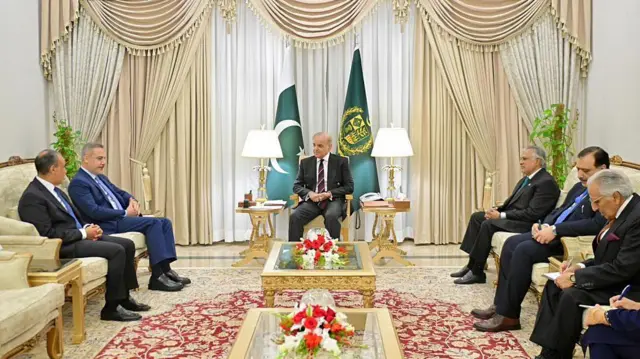 29 मार्च 2026 को इस्लामाबाद में एक बैठक के दौरान तुर्की के विदेश मंत्री हकान फ़िदान, पाकिस्तान के प्रधानमंत्री शहबाज़ शरीफ़, तुर्की और मिस्र के विदेश मंत्रियों के साथ