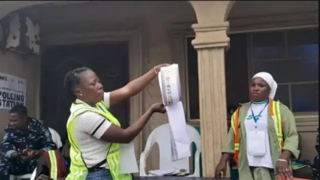 Oṣiṣẹ eleto idibo to n ka ibo pẹlu agunbanirọ to duro