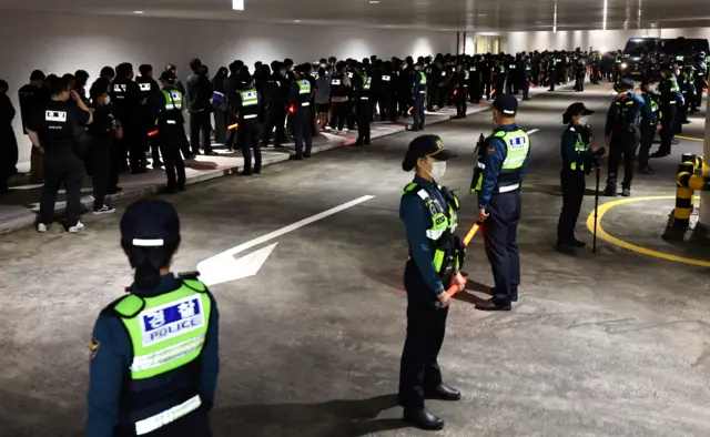 캄보디아에 구금됐던 한국인 64명의 송환작전을 위해 인천공항에 배치된 경찰들이 서 있다