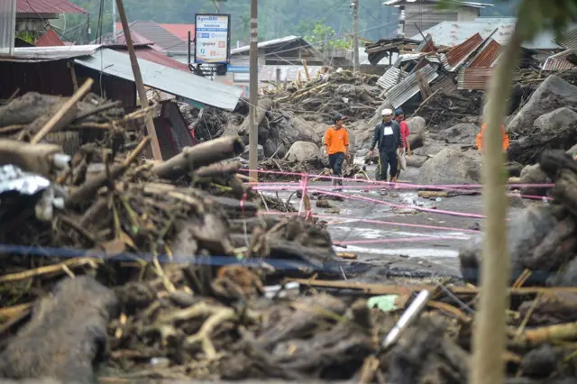 Petugas melakukan evakuasi warga pasca banjir bandang di Nagari Bukik Batabuah, Agam, Sumatera Barat, Minggu (12/5/2024).