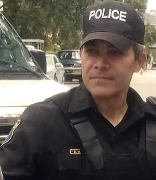 Rafael Quero Silva, vestido como policía durante su participación en la novela "Mi familia perfecta" en Telemundo.
