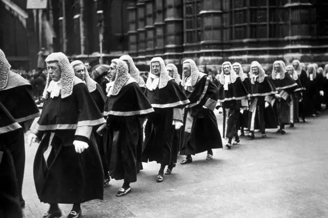 ဗြိတိသျှတရားရေးစနစ်မှာ အရေးပါတဲ့ ဝတ်လုံတော်ရ တရားသူကြီးများ 