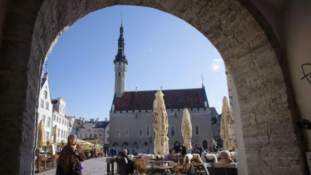 Clientes en la terraza de una cafetería en el casco antiguo de Tallin, Estonia,