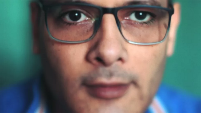 Wartawan BBC Ramadan Younes berbicara dengan puluhan pasien yang mengidap penyakit mata yang sama dan menerima harapan palsu
