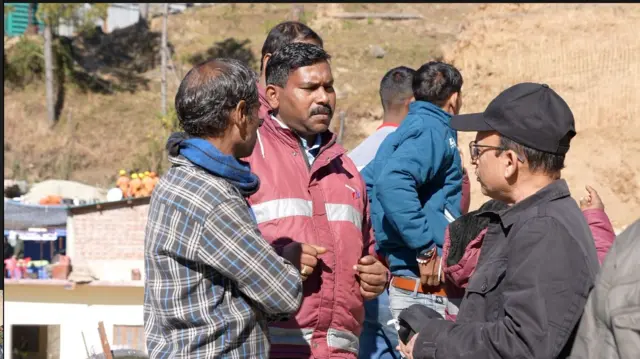 उत्तरकाशी में टनल के बाहर खड़े मज़दूर