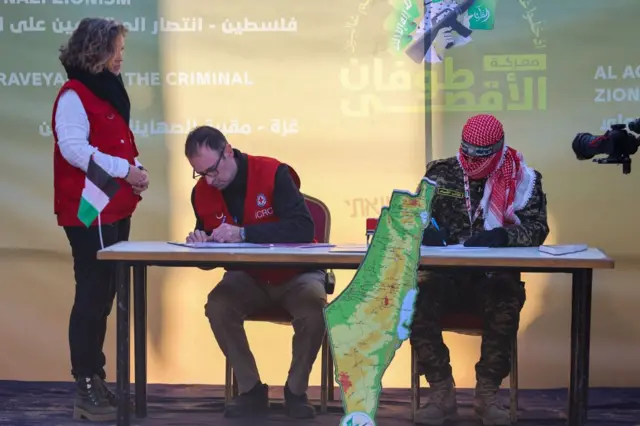 حرب غزة: حماس تكشف عن أسماء الرهائن الإسرائيليين المفرج عنهم السبت، وتنشر قائمة محدّثة بأبرز قادتها الذين قتلتهم إسرائيل