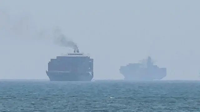 7月12日,货船在阿拉伯联合大公国东岸霍尔费坎附近的霍尔木兹海峡抛锚。