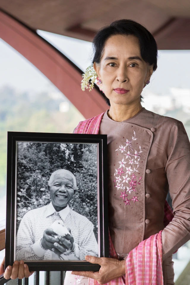 Aung San Suu Kyi holding Nelson Mandela's picture