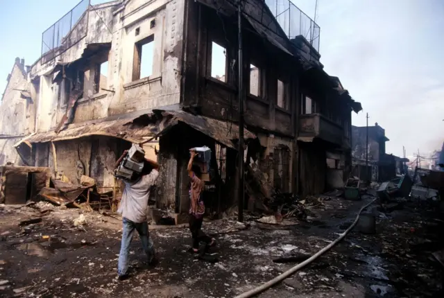 Bangunan yang hangus terbakar imbas kerusuhan Mei 1998.