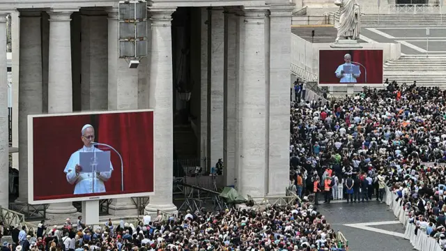Люди на площади в Ватикане