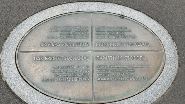 Табла споменика Слободе у центру Риге