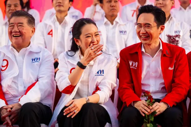 แพทองธาร ชินวัตร อดีตนายกฯ คนที่ 31 ปรากฏตัวบนเวทีปราศรัยของพรรคเพื่อไทยที่ลานคนเมือง เพื่อให้กำลังใจญาติของเธอในการเสนอตัวเป็นแคนดิเดตนายกฯ คนที่ 33