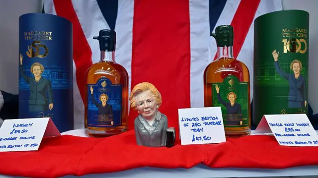 Керамическая кружка с в виде Маргарет Тэтчер и бутылки виски с ее изображением выставлены на продажу в лавке тори на конференции Консервативной партии в Манчестере.