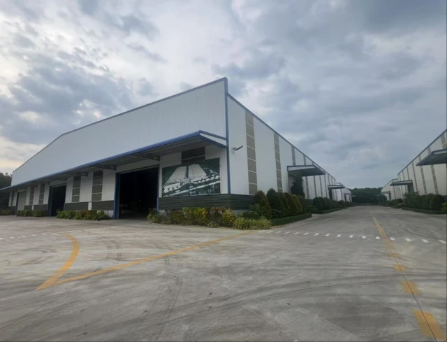 Ông Bành chụp ảnh khu vực nhà máy đóng cửa sau khi Mỹ áp dụng mức thuế cao 145% với Trung Quốc Ông Bành chụp ảnh khu vực nhà máy đóng cửa sau khi Mỹ áp dụng mức thuế cao 145% với Trung Quốc