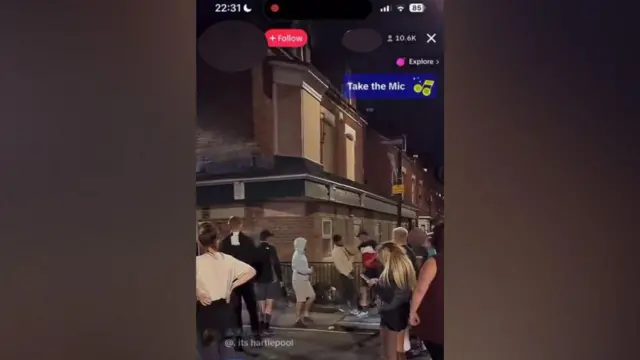 ਟਿੱਕਟੌਕ ਲਾਈਵ ਦੌਰਾਨ ਇੱਕ ਵਿਅਕਤੀ ਨੂੰ ਦੂਜੇ ਦੇ ਘਸੁੰਨ ਮਾਰਦੇ ਰਿਕਾਰਡ ਕੀਤਾ ਗਿਆ