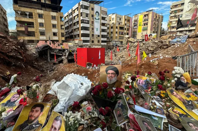 صورة تظهر ملصقاً عليه صورة الأمين العام السابق لحزب الله حسن نصر الله في موقع اغتياله في بيروت.