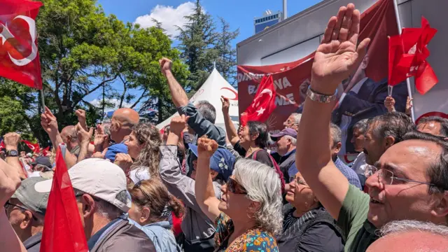 Güvenpark'ta binlerce kişi Özgür Özel'in çağrısıyla bir araya geldi.
