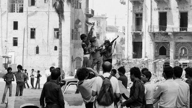 أطفال يحملون السلاح في بيروت خلال الحرب الأهلية