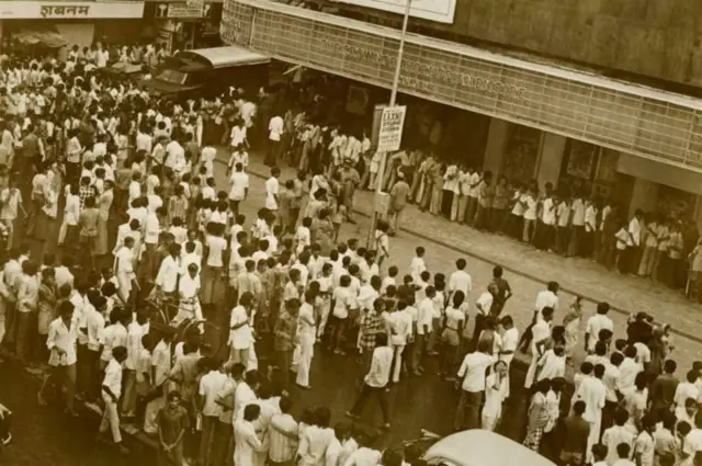 सुरुवातीला शोलेला प्रेक्षकांचा म्हणावा तसा प्रतिसाद मिळाला नव्हता. नंतर मात्र हा सिनेमा पाहण्यासाठी प्रेक्षकांच्या थिएटरमध्ये उड्या पडत होत्या.