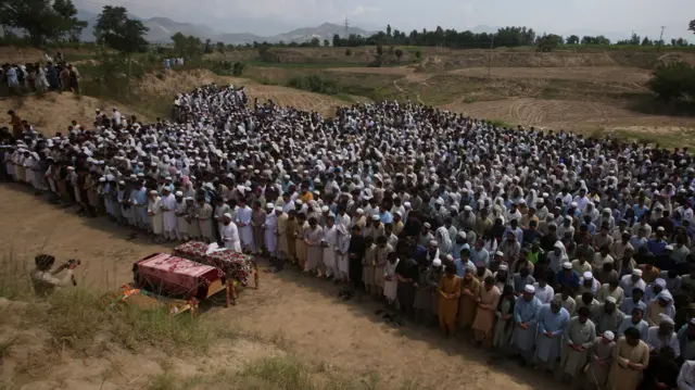 अंतिम संस्कार में शामिल हुए लोग