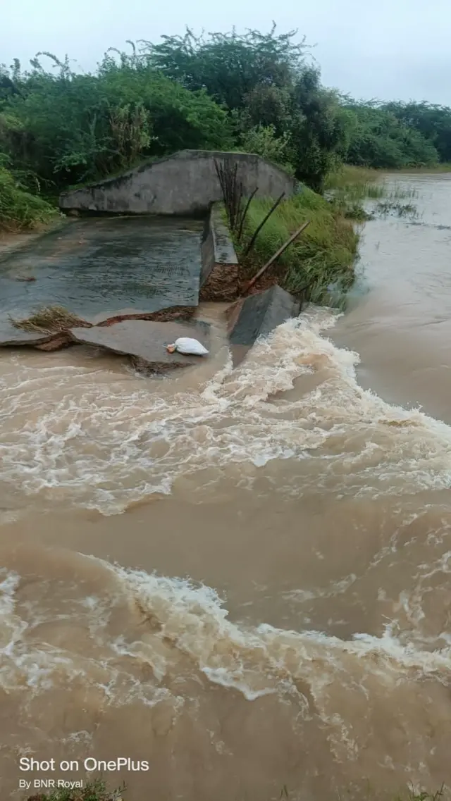 వరదధాటికి తెగిపోయిన రోడ్లు