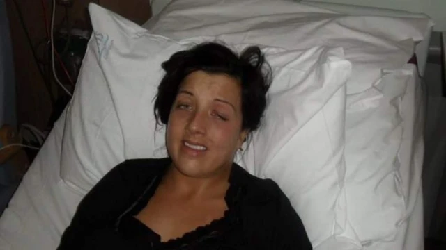 Leann couchée sur un lit